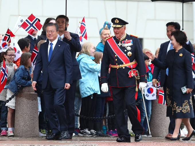 Barn med koreanske og norske flagg var møtt opp på Slottsplassen. Presidentparet, Kongen og Kronprinsen tok seg tid til å hilse på barna etter den høytidelige velkomstseremonien. Foto: Ryan Kelly / NTB scanpix